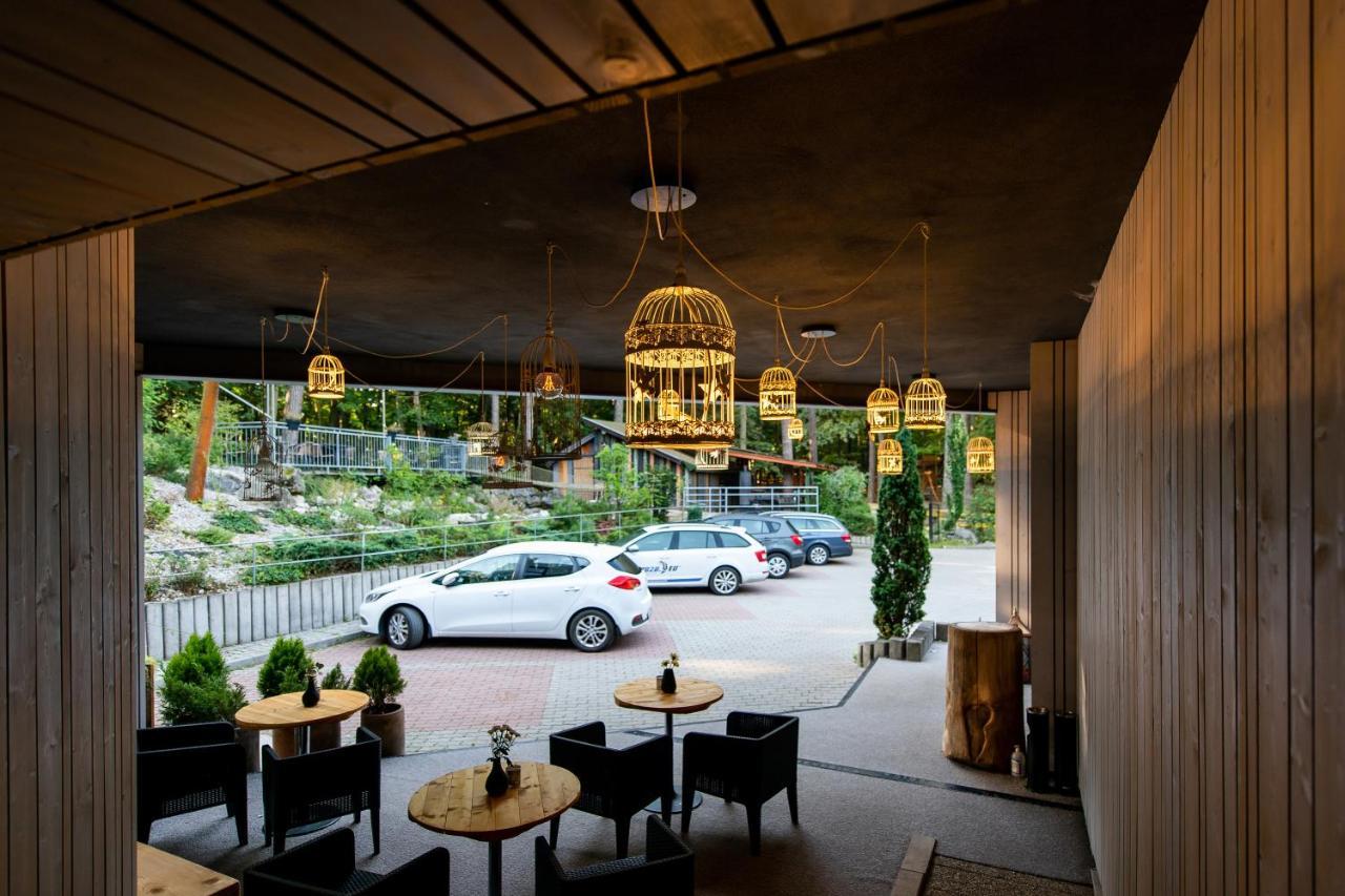 Hotel Veverica เตร็นชีน ภายนอก รูปภาพ