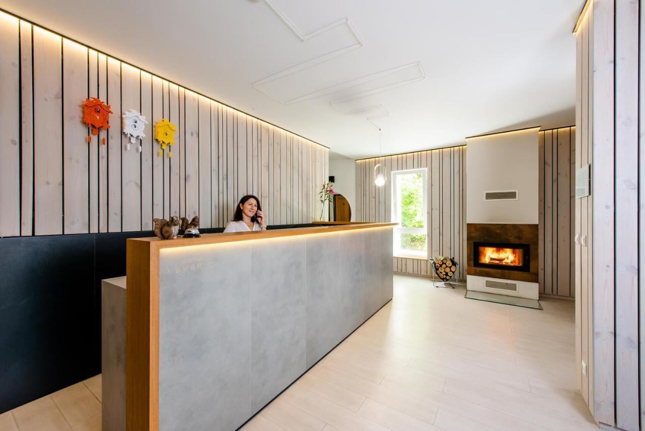 Hotel Veverica เตร็นชีน ภายนอก รูปภาพ